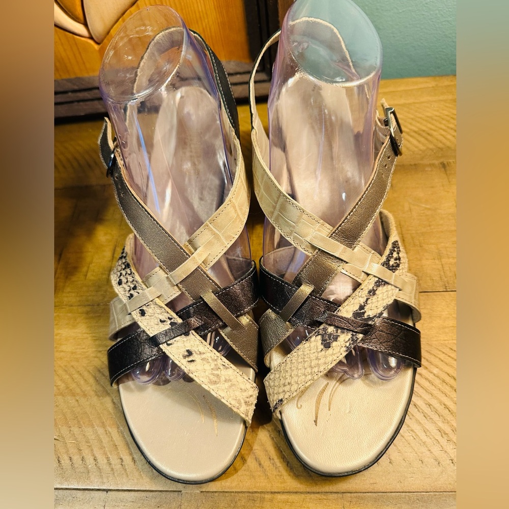 Munro Women's Strappy Low Heel Cream Brown Snakeskin Size 10